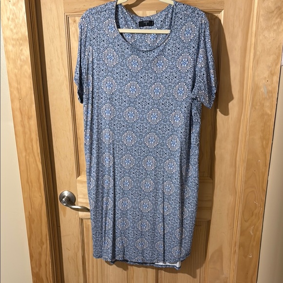 Tahari Blue Floral Short Sleeve Top - Picture 1 of 4